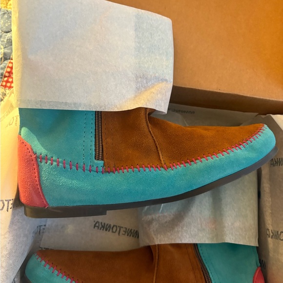 Brand New in Box Minnetonka Women’s Size 10 Stranger Things Holly Wheeler Boots - Picture 12 of 12